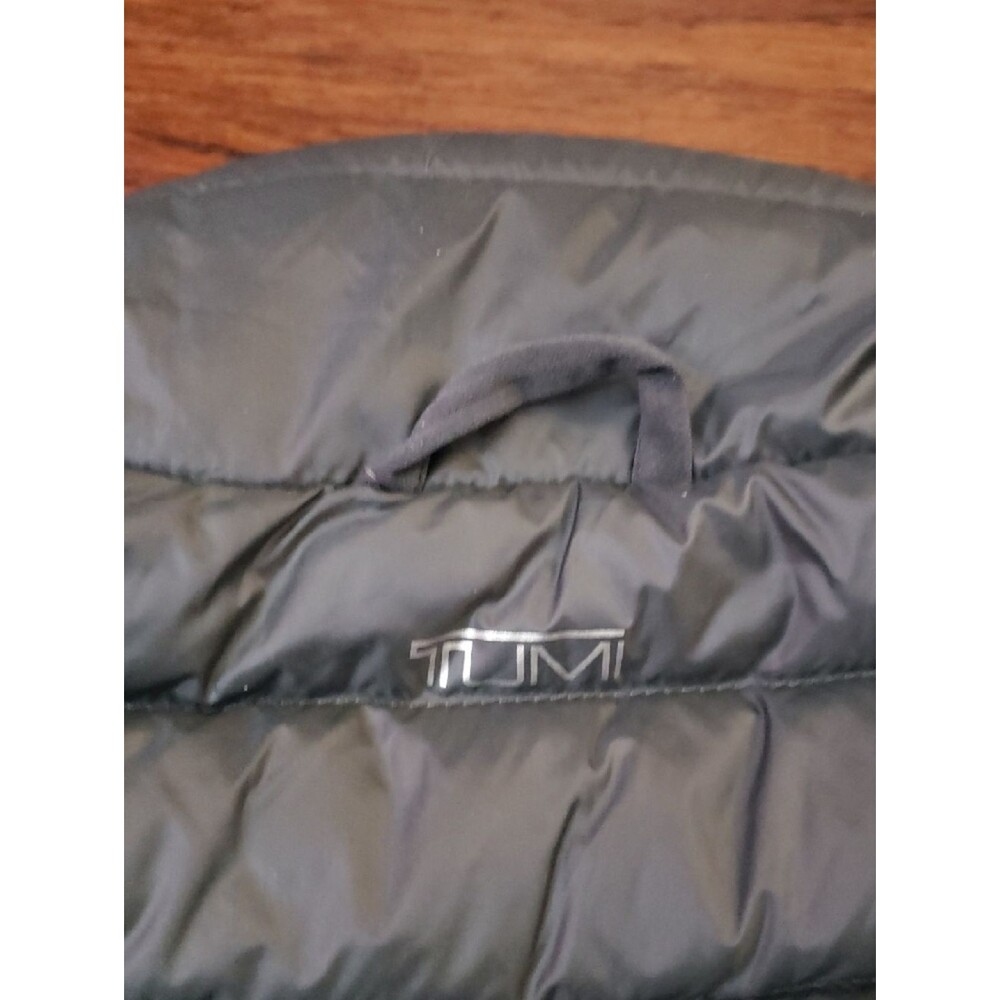 Tumi Quilted Mens Down Puffer Vest Size Small LOGO Asis Outdoor Athleisure Lux - Picture 5 of 5